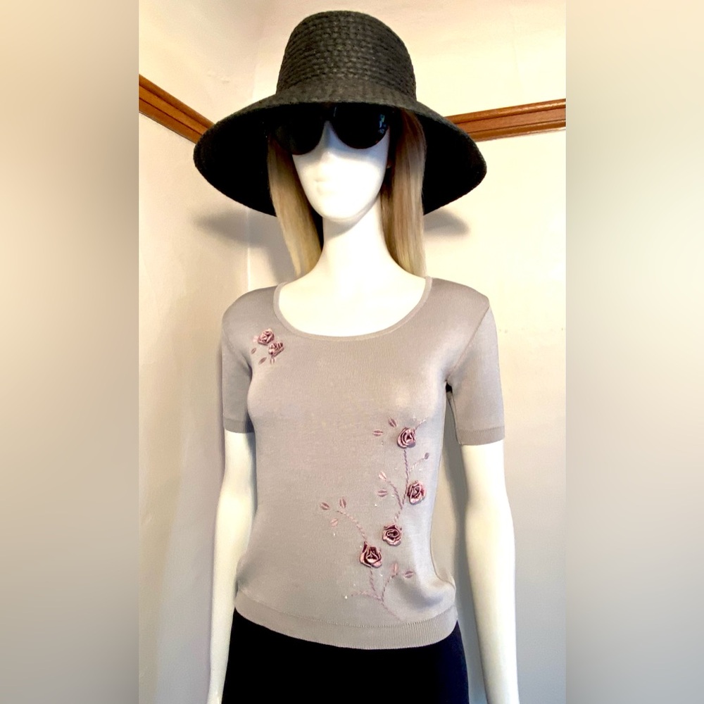 ARDEN B - Knit Top w/ Mini Rose Embellishment - Sz Med